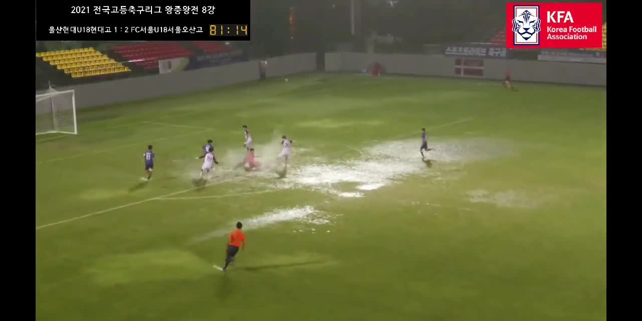 突降大雨！韩国赛场变为水上足球