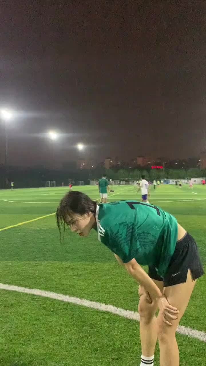 对足球的热爱！七夕节妹纸在雨中踢球