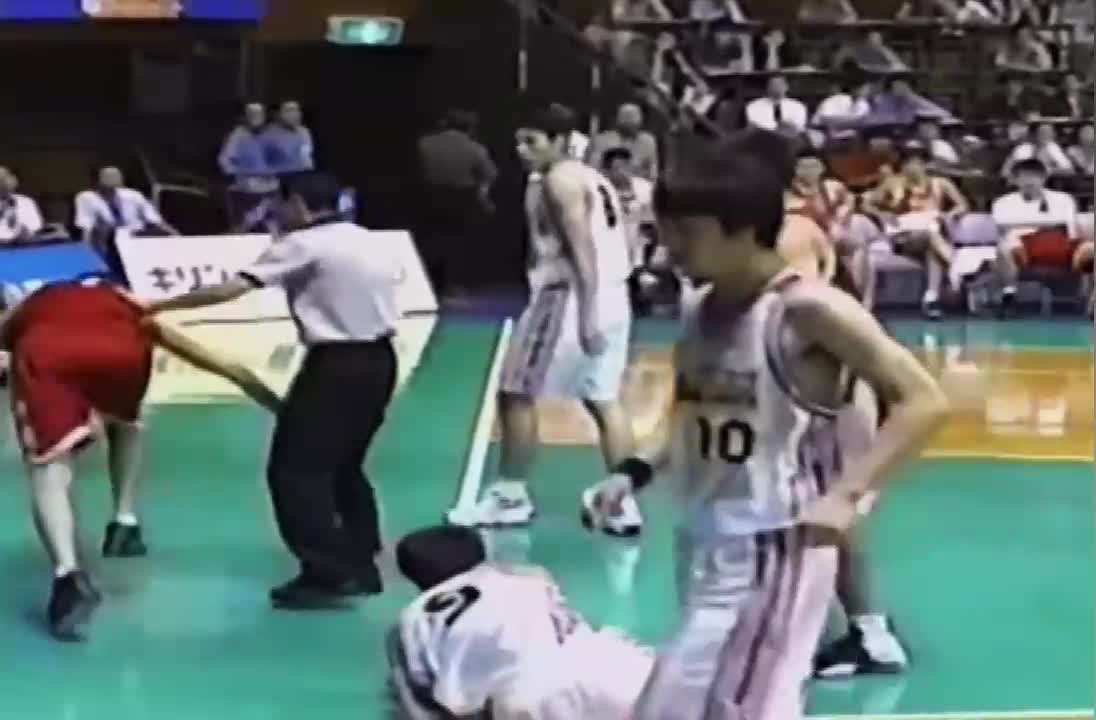 王仕鹏曾被日本对手犯规 直接一脚踩对手身上被吹违体