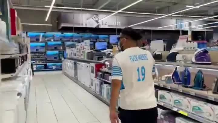 不满梅西加盟死敌巴黎？马赛老哥穿侮辱梅西球衣 在超市砸电视
