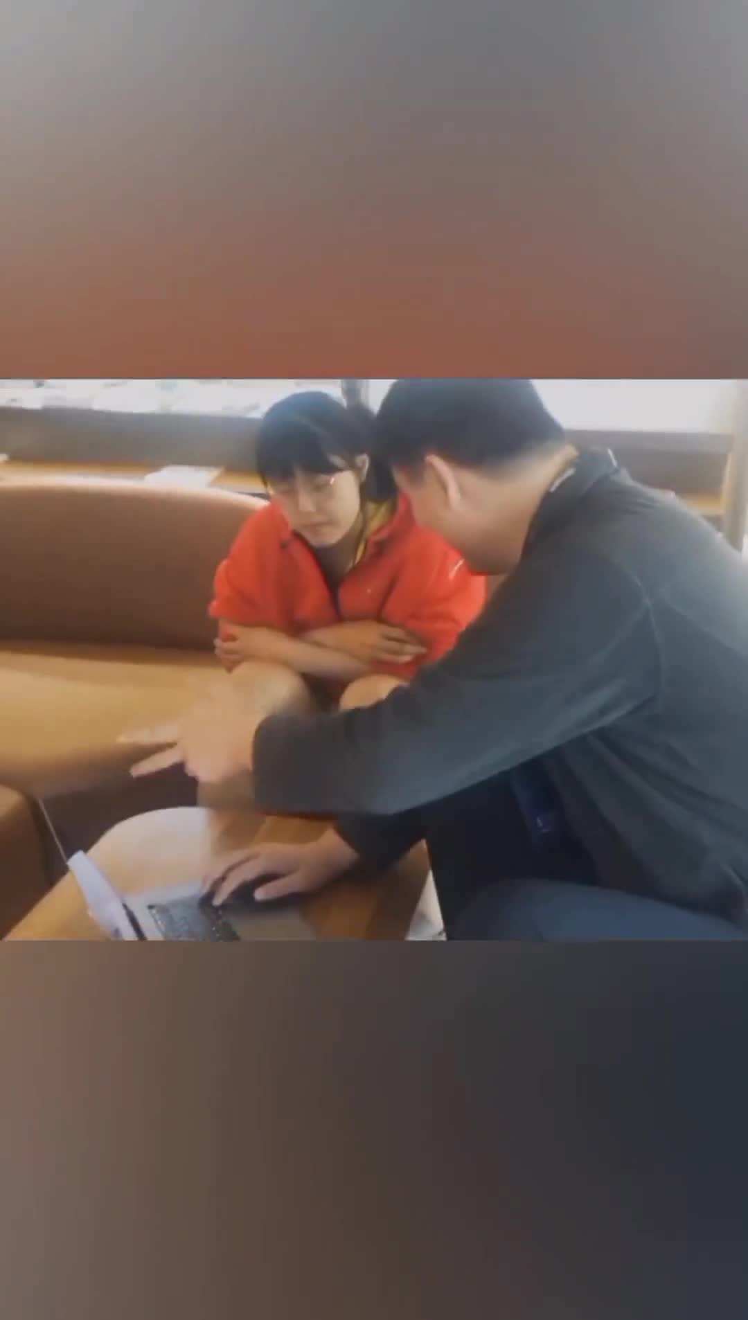 大姚给萌妹上上对抗 姚主席曾对着比赛录像指导李月汝打球
