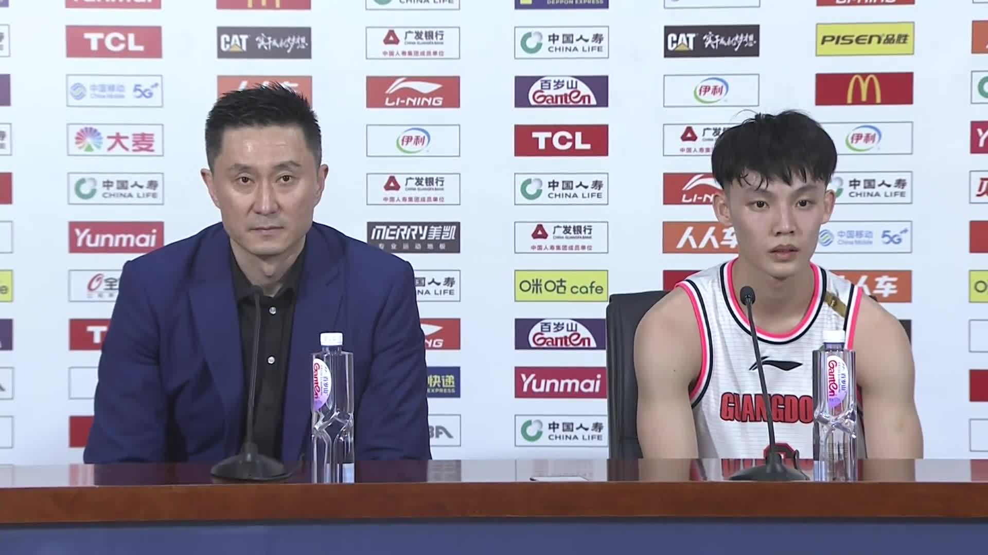 杜锋：比赛输赢不太关心 比较担心韩德君伤势&希望大韩健康