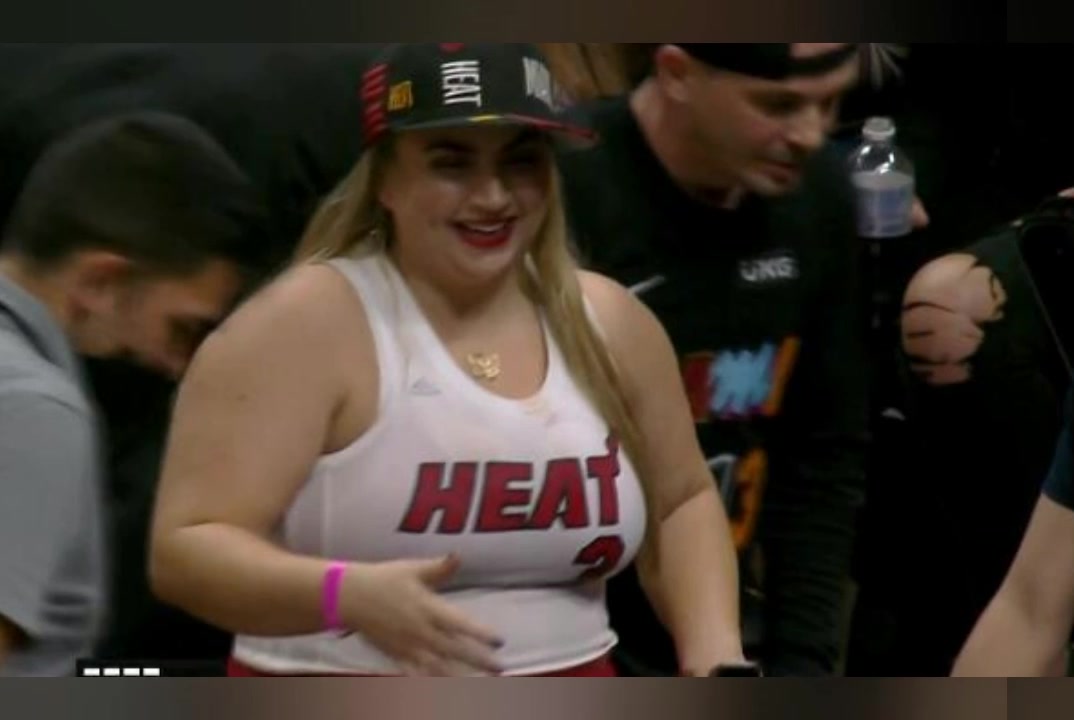 人间大炮！猛龙巴恩斯飞扣完直扑向壮硕巨乳女球迷怀中