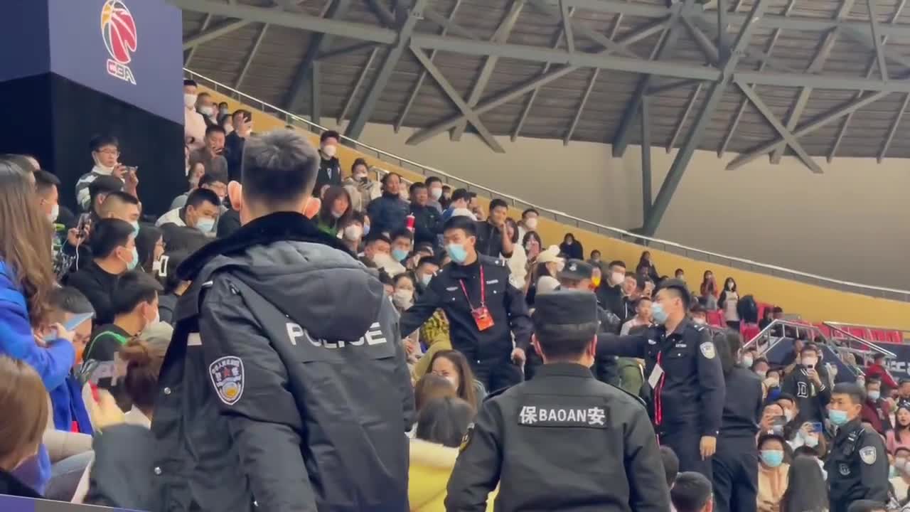 在辽粤比赛看台上球迷也发飙了？