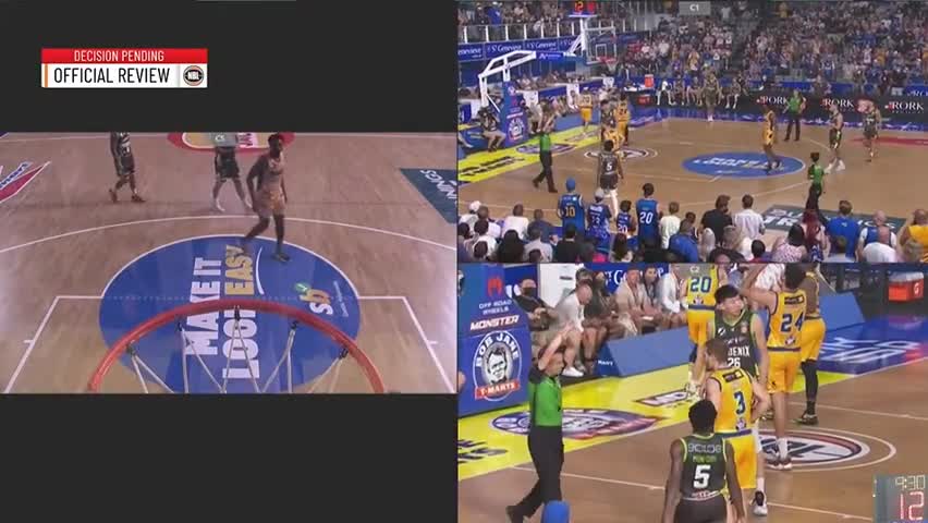 NBL周琦开局低位进攻肘击到对手脸部 被吹了违体犯规