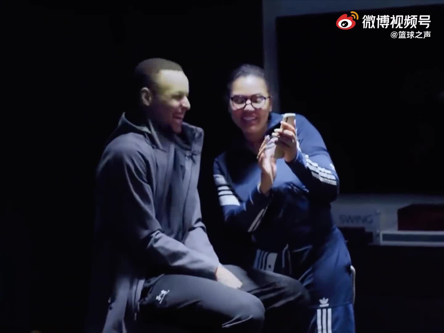 来看看库男神与阿耶莎的甜蜜爱情！