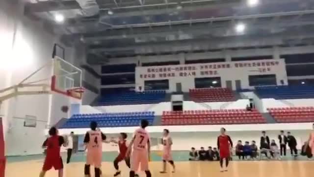 库里看了都得点赞！小伙这超远三分投的也太准了吧？