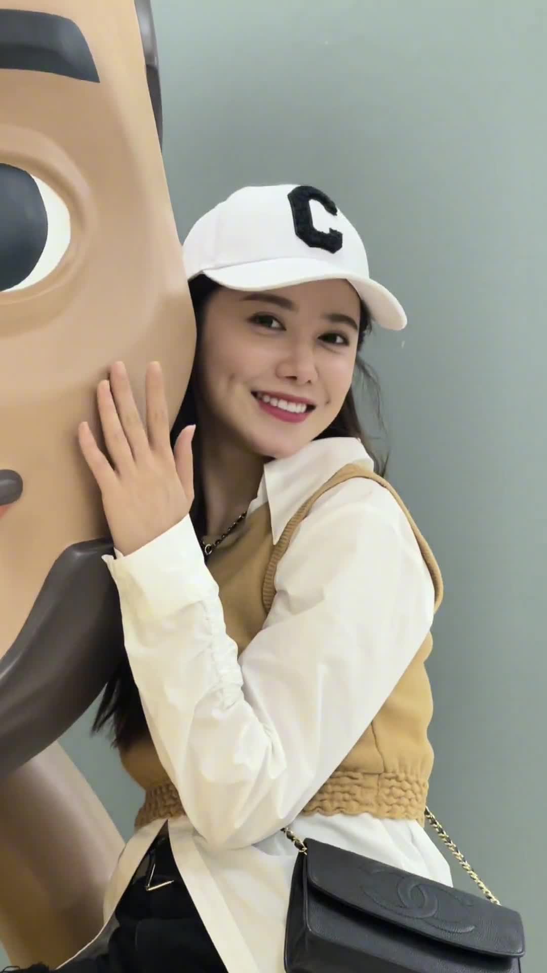 大长腿！美娜发视频祝詹姆斯生日快乐