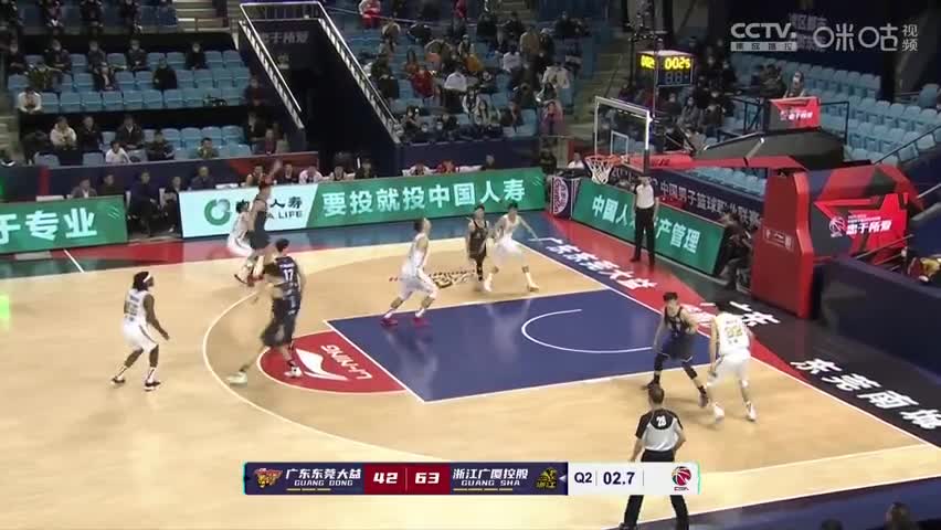 这算恶意垫脚了吧？！孙铭徽落地遭曾繁日垫脚 暴怒爬起就要干架