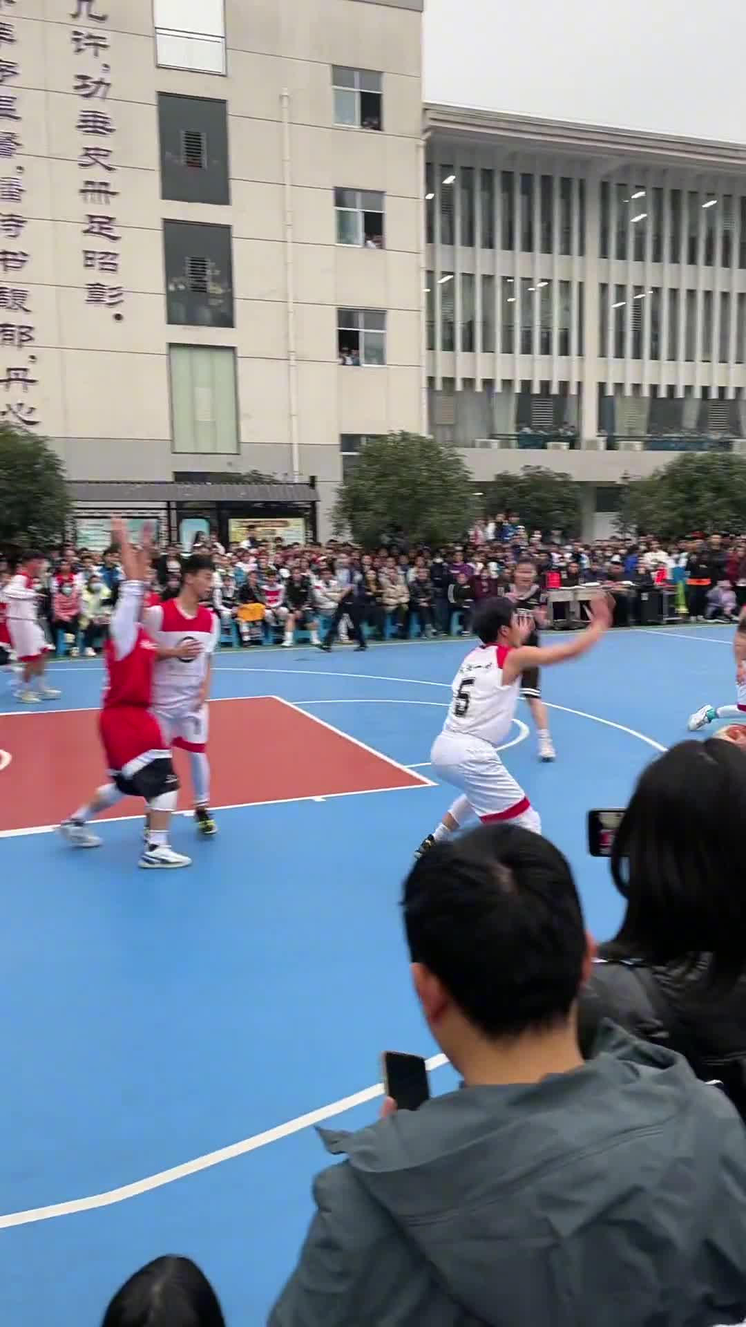 这女生是没对手了？竟与男生比赛 还打的势均力敌