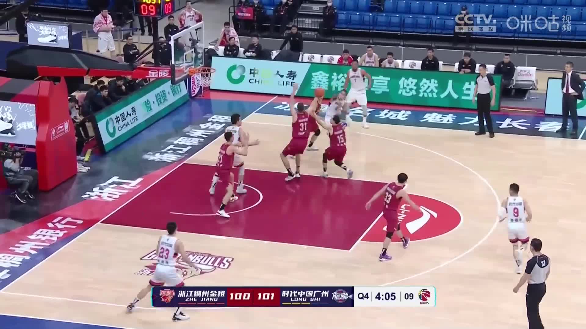 怎么看这次防守？朱旭航疑似垫脚被吹违体犯规