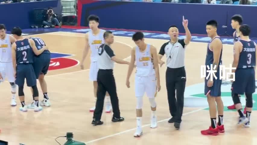惨！赵岩昊牙齿被打掉了 胡金秋帮忙找到它拿到场边