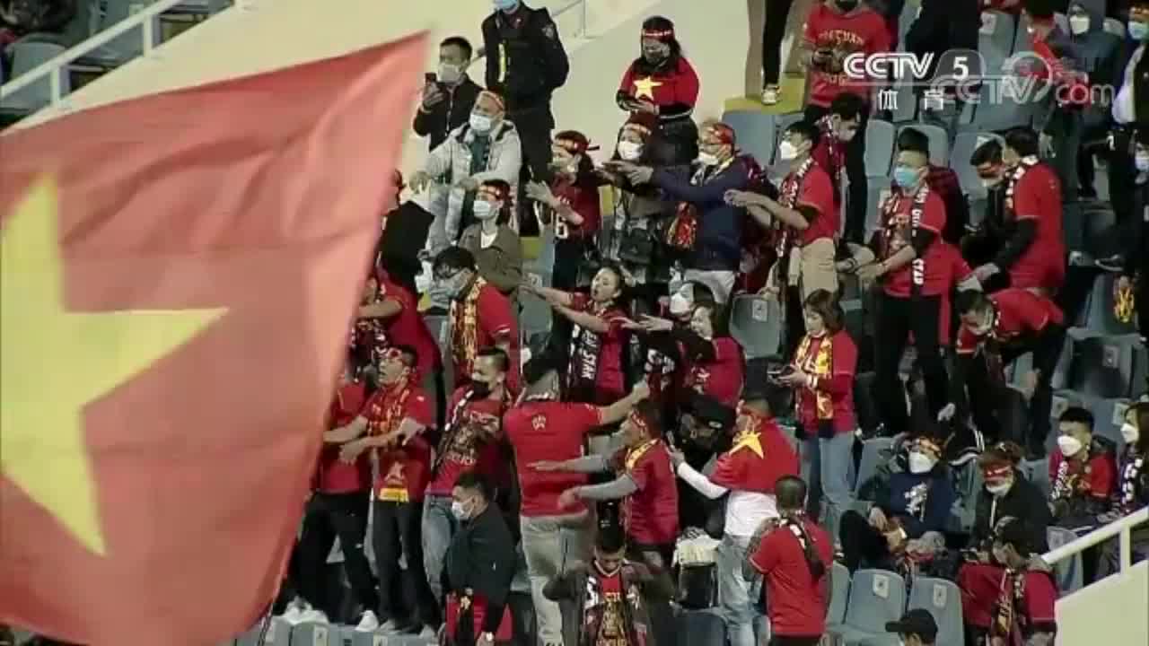 半场2-0！现场越南球迷翩翩起舞庆祝