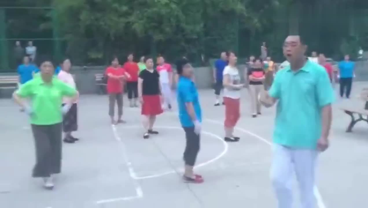 看得让人十分气愤！篮球小伙与广场舞大爷大妈爆发激烈言语冲突
