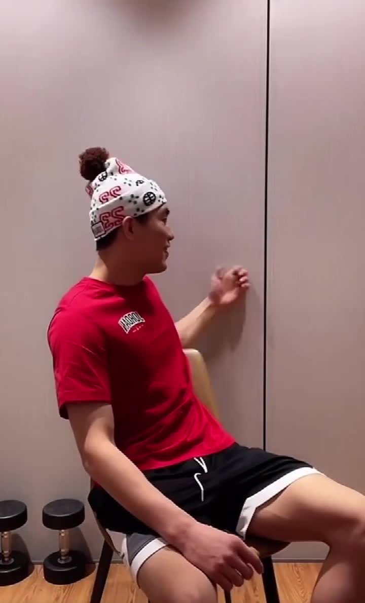 确实是疯了 郭艾伦隔着墙和赵睿对话 合唱穷叉叉