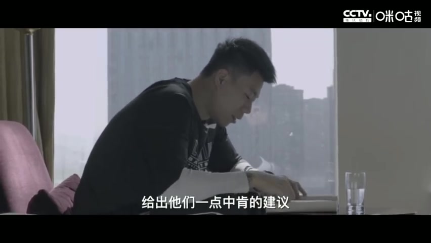 张镇麟闲暇之余爱读书：书籍提升自己 也可全方位了解别人