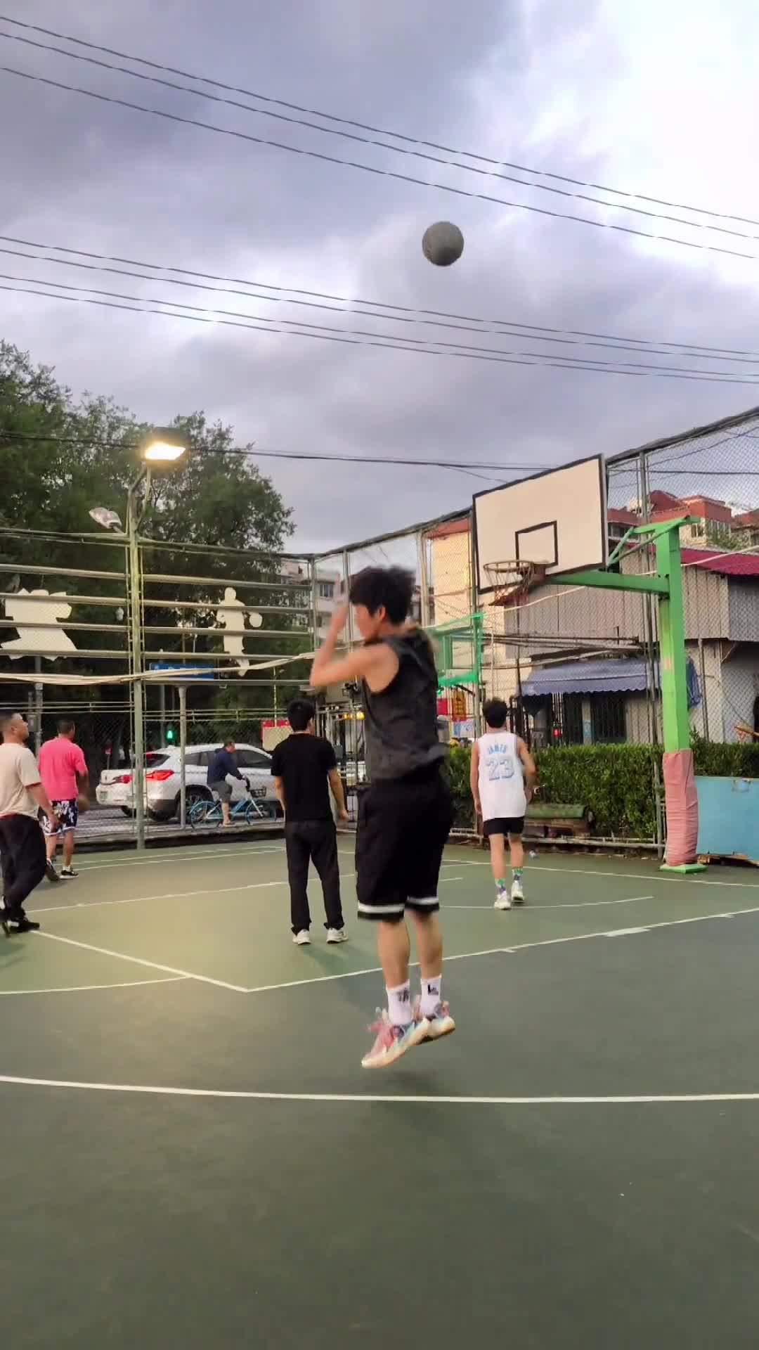 哈哈哈！这是野球场库里袭击詹姆斯？