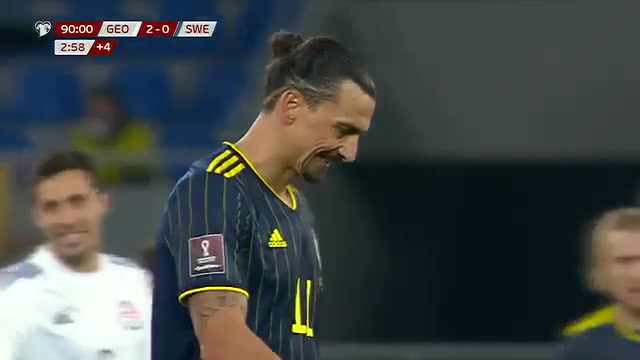 0-2落后！球迷冲入场内求拥抱遭伊布推开