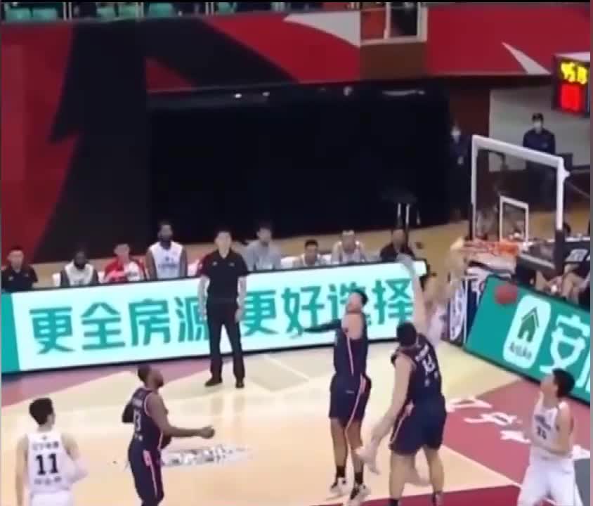 现今CBA里罕见的扣篮像NBA的球员：张镇麟