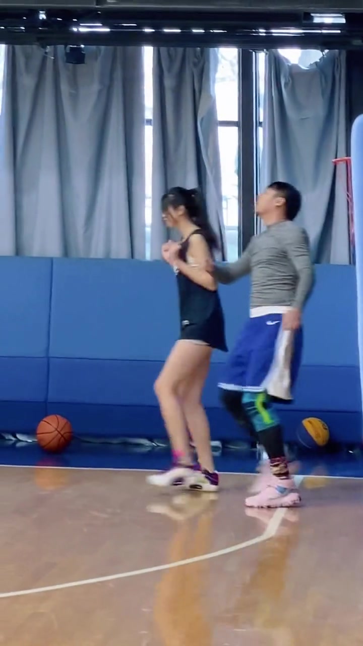 妹纸这是去打篮球的吗？